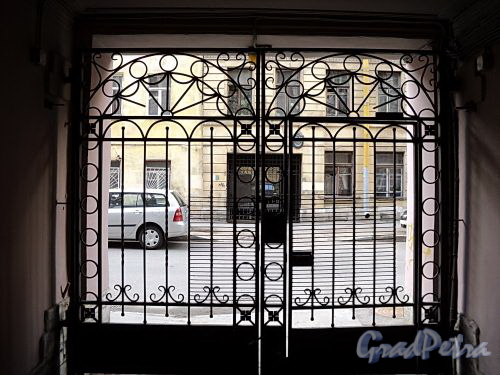 Дойников пер., д. 2. Решетка ворот. Фото май 2010 г.