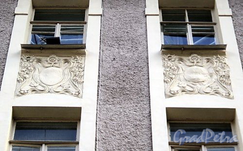 Дойников пер., д. 2. Элементы художественного оформления фасада здания. Фото май 2010 г.