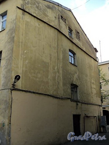 Дойников пер., д. 9. Торцевой фасад здания. Фото май 2010 г.