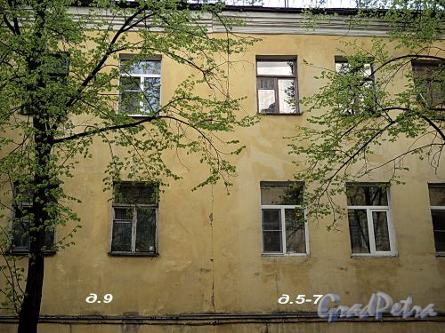 Дойников пер., д.д. 5-7 и 9. На лицевом фасаде хорошо заметен стык между корпусами. Фото май 2010 г.