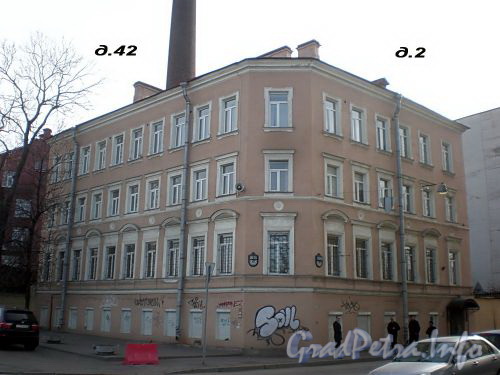 Казарменный пер., д. 2 (левая часть) / Петроградская наб., д. 42. Общий вид здания. Фото апрель 2010 г.