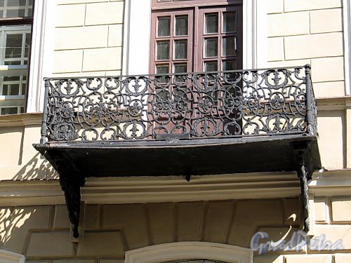 Мелитопольский пер., д. 2. Решетка балкона. Фото май 2010 г.