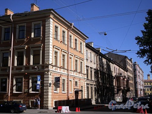 Перспектива четной стороны Конногвардейского переулка от улицы Якубовича в сторону Бол. Морской улицы. Фото июнь 2010 г.