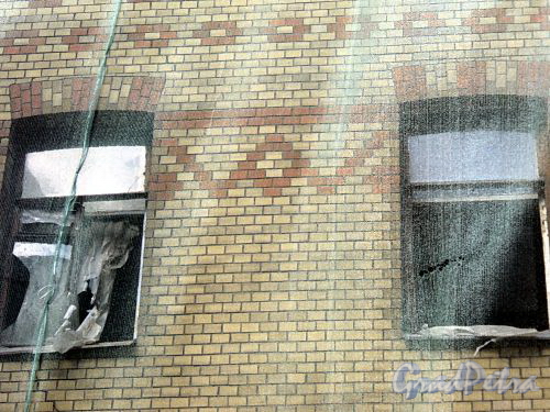 Бол. Казачий пер., д. 10. Фрагмент фасада расселенного здания. Фото май 2010 г.