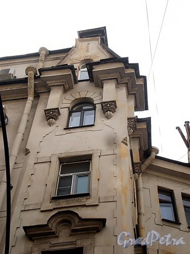 Гродненский пер., д. 1. Фрагмент фасада правого корпуса. Фото апрель 2010 г.