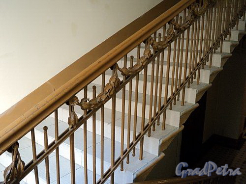 Гродненский пер., д. 5. Решетка перил лестницы. Фото май 2010 г.