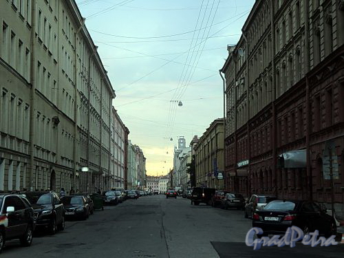 Перспектива Апраксина переулка от набережной реки Фонтанки в сторону Садовой улицы. Фото июль 2010 г.