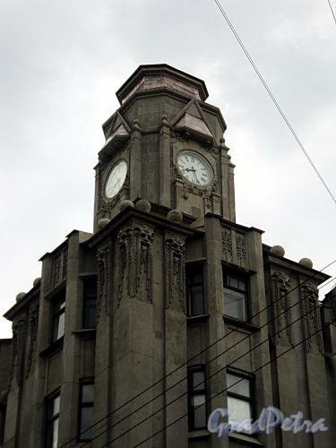 Апраксин пер., д. 4. Угловая башня с часами. Фото июль 2010 г.