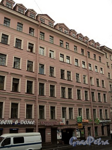Апраксин пер., д. 5. Фрагмент фасада здания. Фото июль 2010 г.