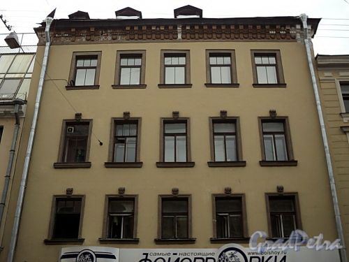 Апраксин пер., д. 10-12 (левая часть). Фрагмент фасада. Фото июль 2010 г.