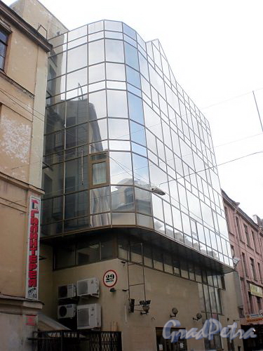 Апраксин пер., д. 8. Тыльный фасад здания. Вид с Графского проезда. Фото апрель 2009 г.