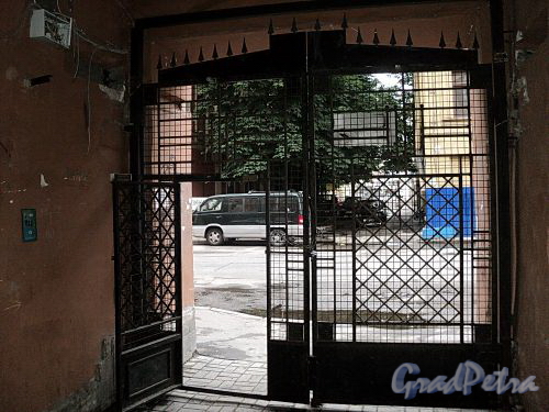 Апраксин пер., д. 15. Вид на решётку ворот во двор со стороны двора. Фото июль 2010 г.