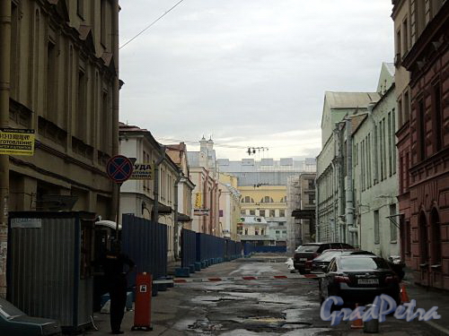 Перспектива Торгового переулка от Апраксина переулка в сторону площади Ломоносова. Фото июль 2010 г.