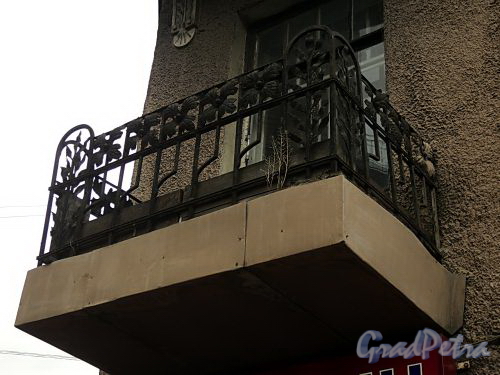 Татарский пер., д. 1 / Кронверкский пр., д. 65 (левая часть). Решетка углового балкона. Фото август 2010 г.