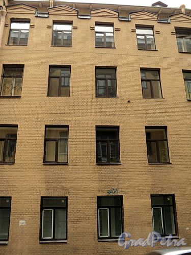 Татарский пер., д. 12-14 (правая часть). Фрагмент фасада. Фото август 2010 г.