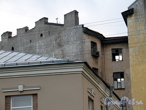 Дегтярный пер., д. 26. Фрагмент фасада аварийного флигеля. Вид от дома 57 по Кирочной улице. Фото сентябрь 2010 г.