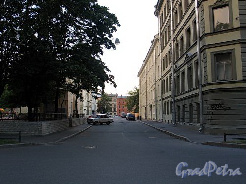 Перспектива Бугского переулка от 5-й линии В.О. в сторону 6-й линии. Фото август 2010 г.