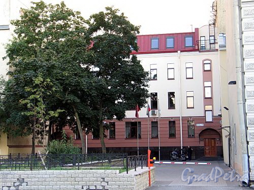 Бугский пер., д. 4, лит. А. Здание приобрело не только «литеру А», но и надстроенный этаж и обновленный фасад. Фото август 2010 г.