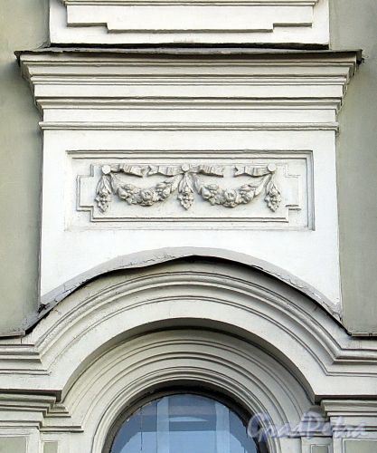 Бугский пер., д. 6 (левая часть). Элемент декора фасада здания. Фото август 2010 г.