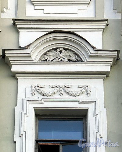 Бугский пер., д. 6 (левая часть). Элементы декора фасада здания. Фото август 2010 г.