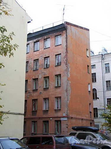 Крапивный пер., д. 3. Фрагмент фасада. Фото октябрь 2010 г.