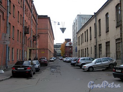 Перспектива Зеленкова переулка от улицы Смолячкова в сторону Беловодского переулка. Фото октябрь 2010 г.