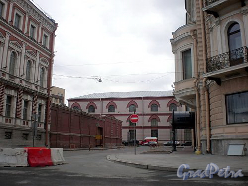 Перспектива Кричевского переулка от набережной Кутузова к Шпалерной улице. Фото апрель 2009 г.