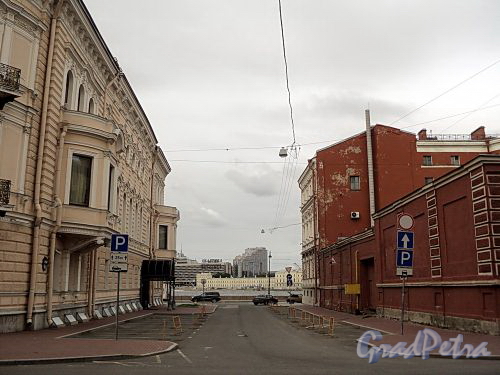 Перспектива Кричевского переулка от Шпалерной улицы в сторону набережной Кутузова. Фото сентябрь 2010 г.