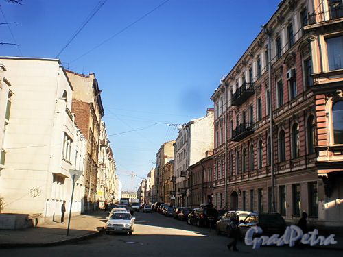 Перспектива Саперного переулка от улицы Маяковского в сторону улицы Радищева. Фото апрель 2010 г.