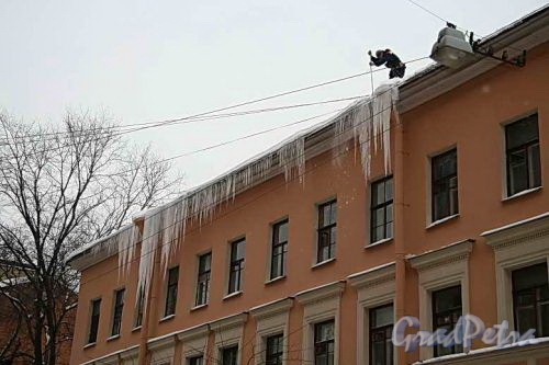 Климов пер., 8. В результате уборки снега и сосулек с крыши дома 16 декабря 2010 года был поврежден балкон.