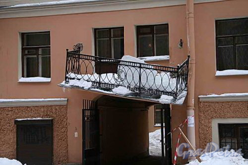 Климов пер., 8. В результате уборки снега и сосулек с крыши дома 16 декабря 2010 года был поврежден балкон.
