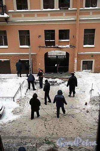 Климов пер., 8. Демонтаж балкона сотрудникамижКС-1. Фото 16 декабря 2010 года.