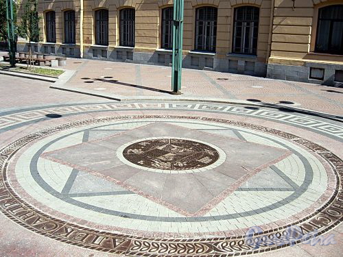 Гранитное мозаичное панно, выложенное напротив здания Санкт-Петербургского Высшего художественно-промышленного училища имени Мухиной. Фото август 2010 г.