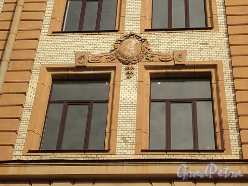 Соляной пер., д. 12. Элемент декора фасада здания. Фото сентябрь 2010 г.