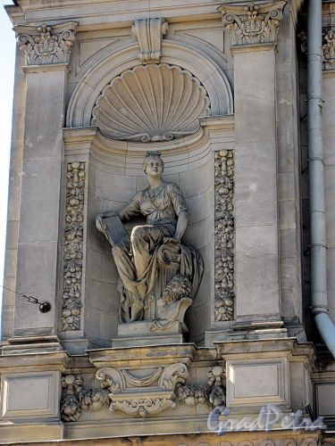 Соляной пер., д. 15. Женская статуя в нише левого ризалита. Фото август 2010 г.