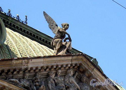 Соляной пер., д. 15. Фигура Гения Славы над фронтоном здания. Фото август 2010 г.