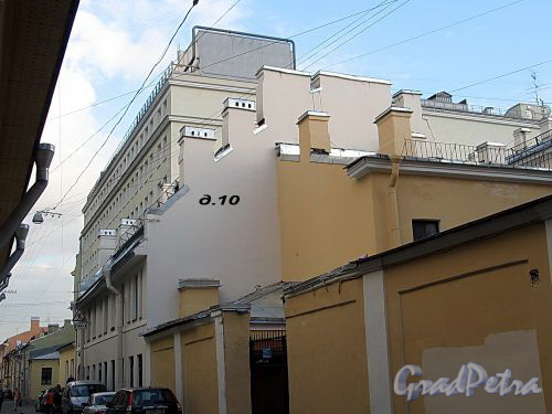 Перспектива Днепровского переулка от участка дома № 6 в сторону Академического переулка. Фото август 2010 г.