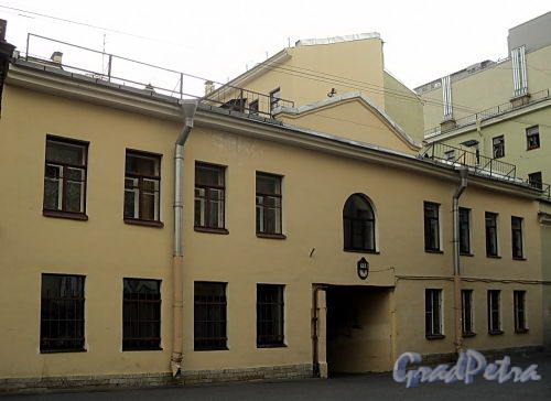 Днепровский пер., д. 18. Фасад здания. Фото август 2010 г.