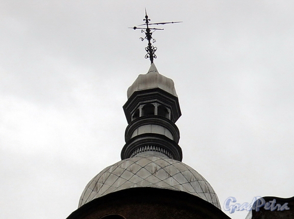 Мытнинский пер., д. 1 / ул. Блохина, д. 3. Флюгер на угловой башне. Фото июнь 2010 г.