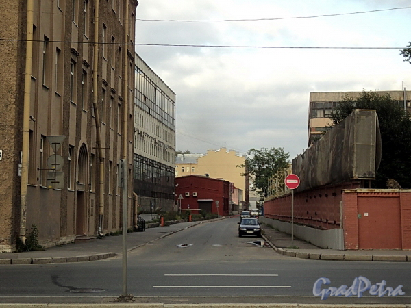 Перспектива Беловодского переулка от Выборгской набережной в сторону Большого Сампсониевского проспекта. Фото сентябрь 2011 г.