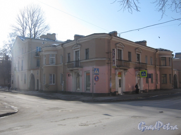 Майков пер., дом 3 (3-этажный) и Балтийская ул., дом 27 (2-этажный). Вид с Балтийской ул. Фото март 2012 г. 
