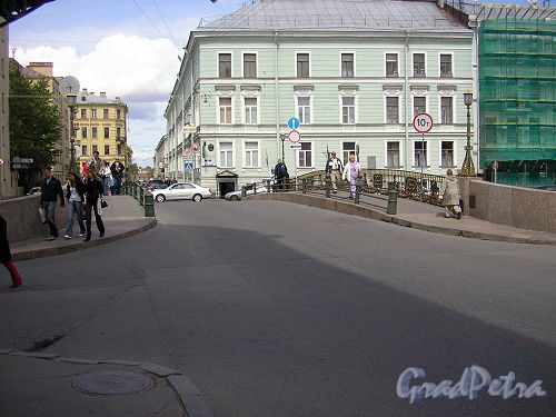 Вид на Мошков переулок с Большого Конюшенного моста