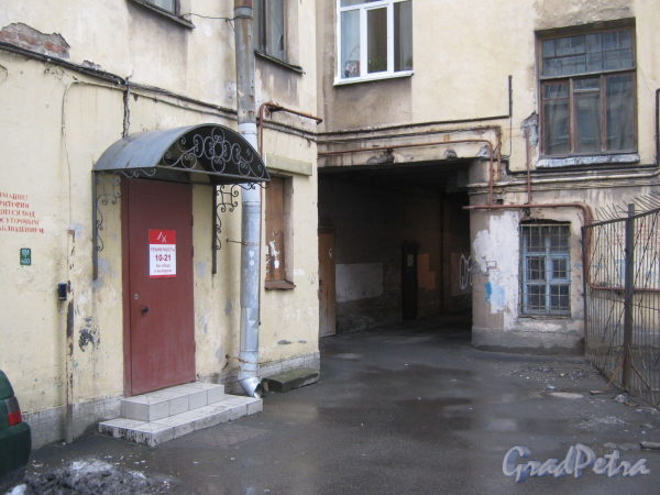 Советский переулок, дом 10. Общий вид со стороны двора. Арка выезда на Советский переулок. Фото март 2012 г.