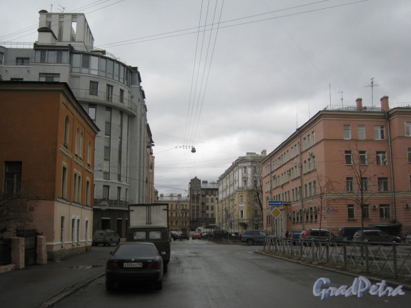 Советский пер, дом 10 (слева). Перспектива в сторону 7-ой Красноармейской ул. Фото март 2012 г.