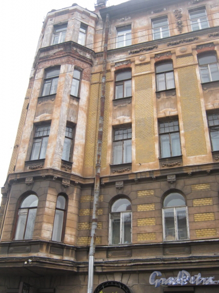 Советский пер., дом 8 (правая часть). Общий вид с Советского переулка на верхнюю часть здания. Фото март 2012 г.
