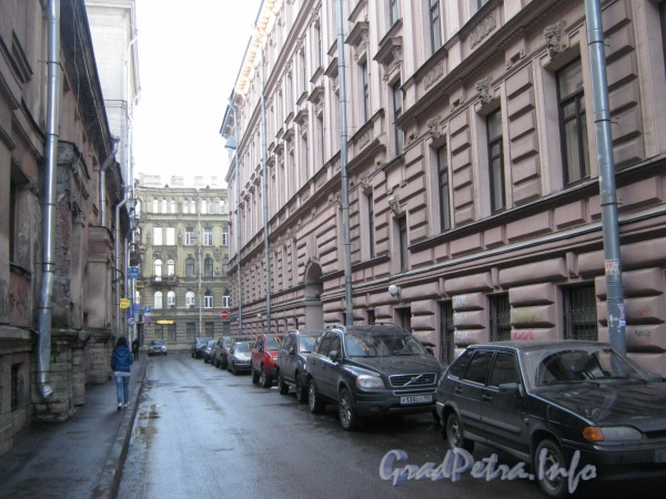 Большой Казачий переулок между домами 8 (справа) и 11 (слева). Вид в сторону дома 9 (впереди). Фото март 2012 г.