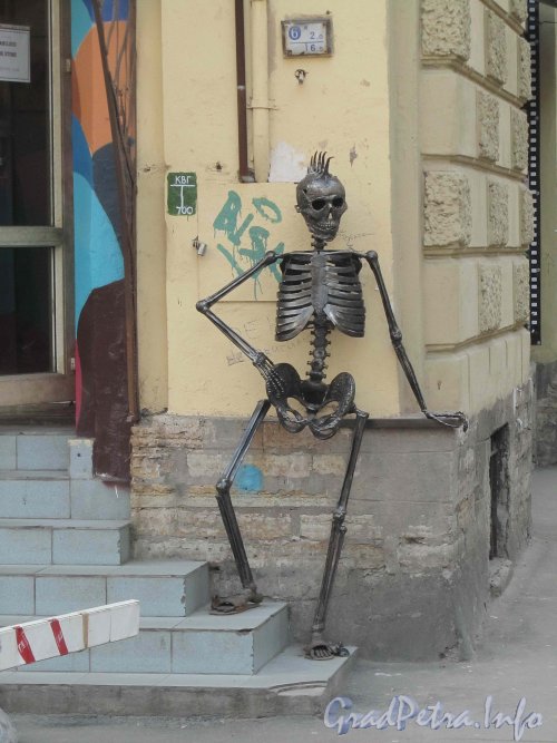 Банковский пер., дом 3. «Скелет» перед входом в магазин «TUKSHOP». Фото апрель 2012 года.