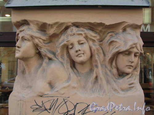 Банковский пер., дом 5. Скульптурные группы на фасаде. Фото апрель 2012 года.