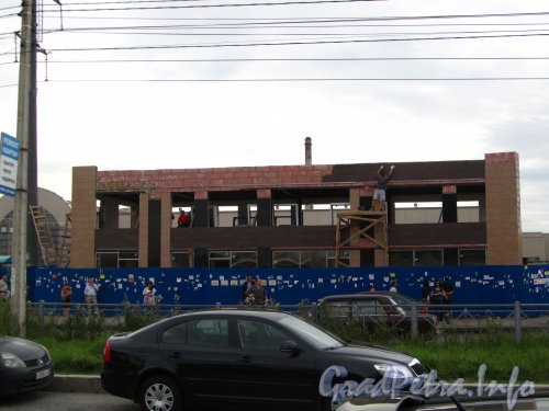 Строительство торгового павильона у станции метро «Парнас». Фото август 2012 года.