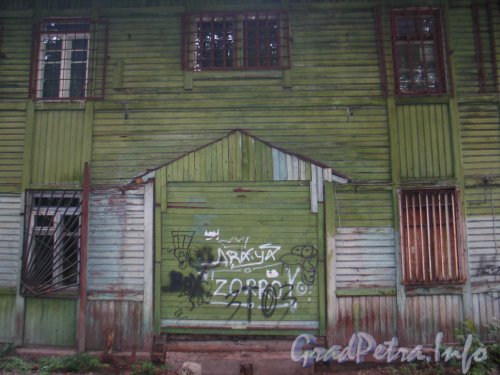 Железнодорожный пер., дом 9. Фрагмент фасада со стороны Зеленогорской улицы. Фото сентябрь 2011 года.